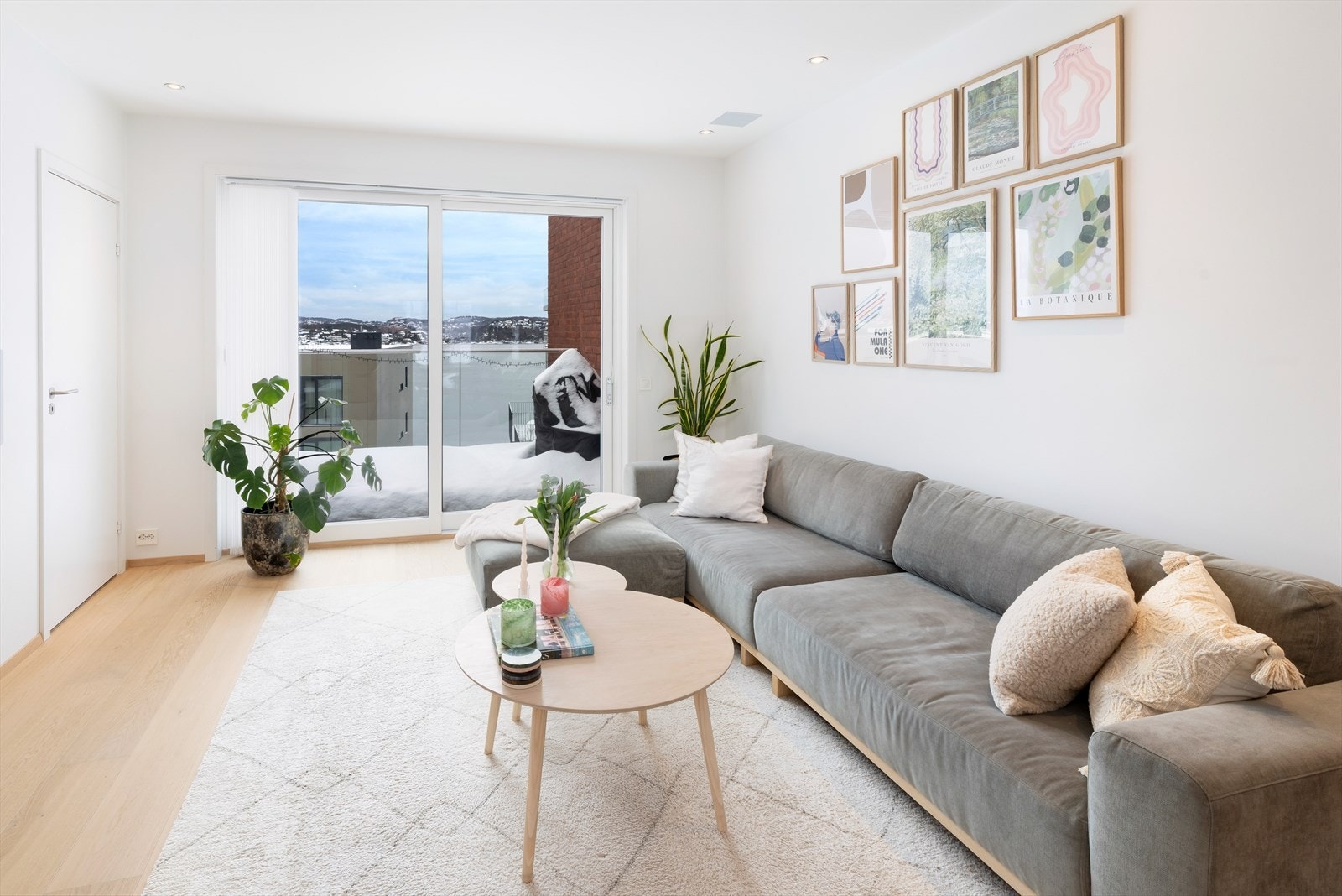 Leiligheten er stilren og påkostet med detaljer som bl.a. hardtre-gulv, vannbåren gulvvarme, integrert høyttalersystem, smart-belysning og mye mer. Galleribilde