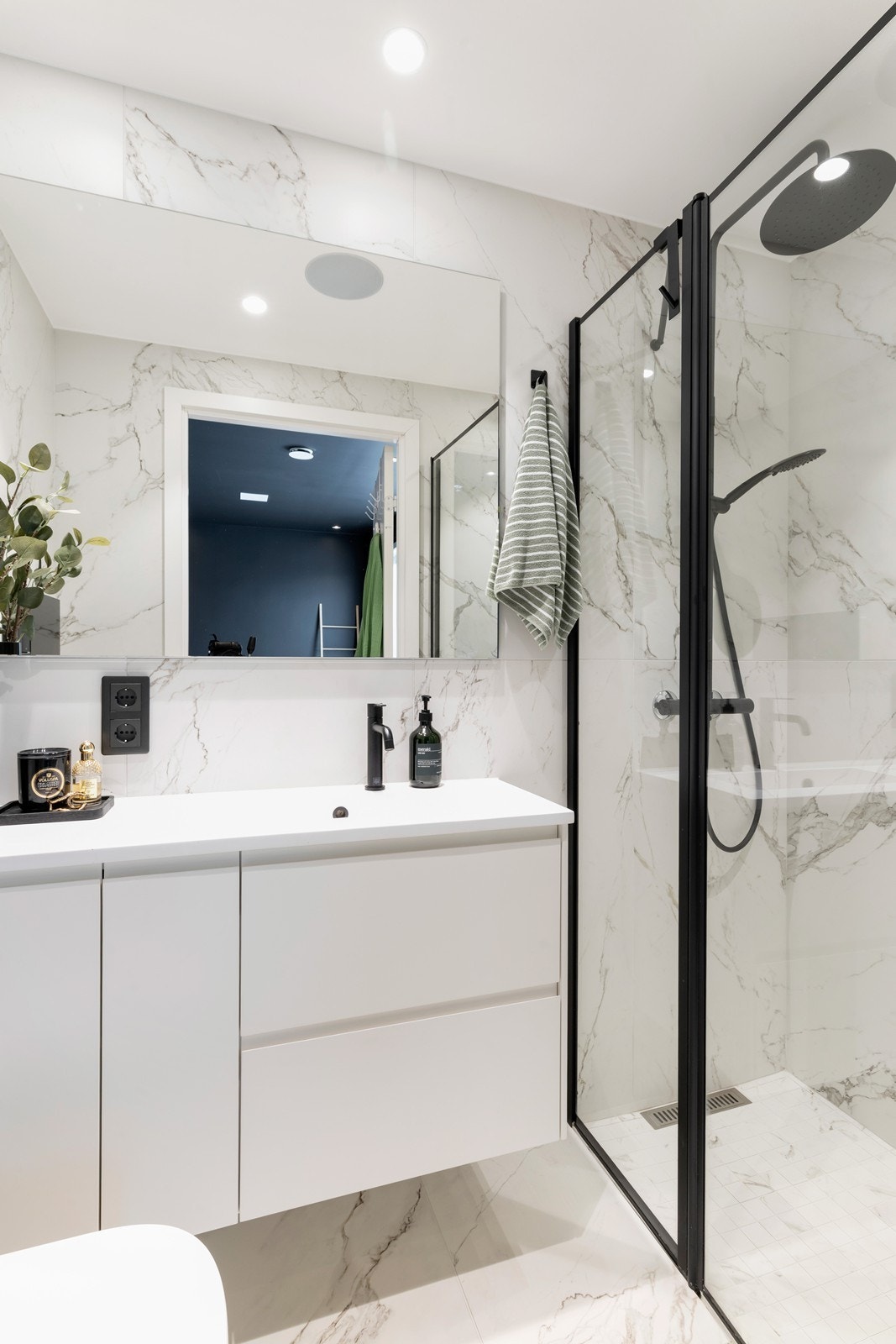 Badet er helfliset med marmorprofil og svarte detaljer. Galleribilde