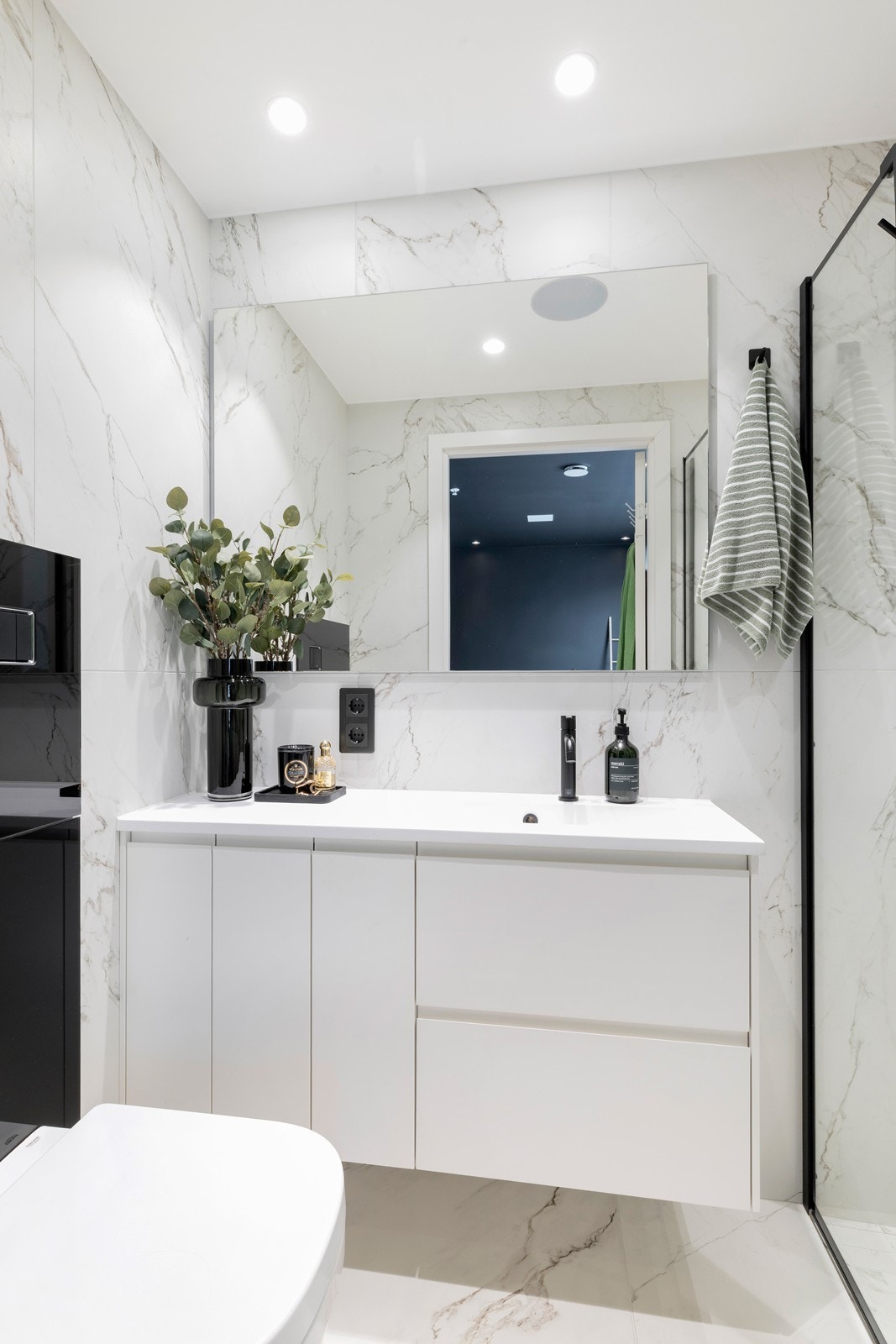 Også på badet er det integrert høyttaler i taket. Galleribilde