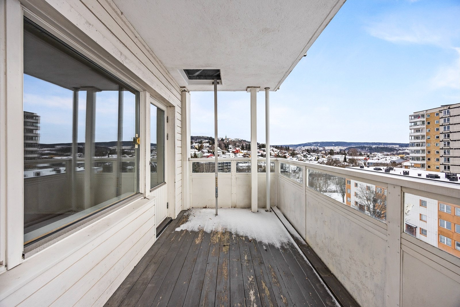 Balkongen er utført i en solid betong- og metallkonstruksjon. Galleribilde