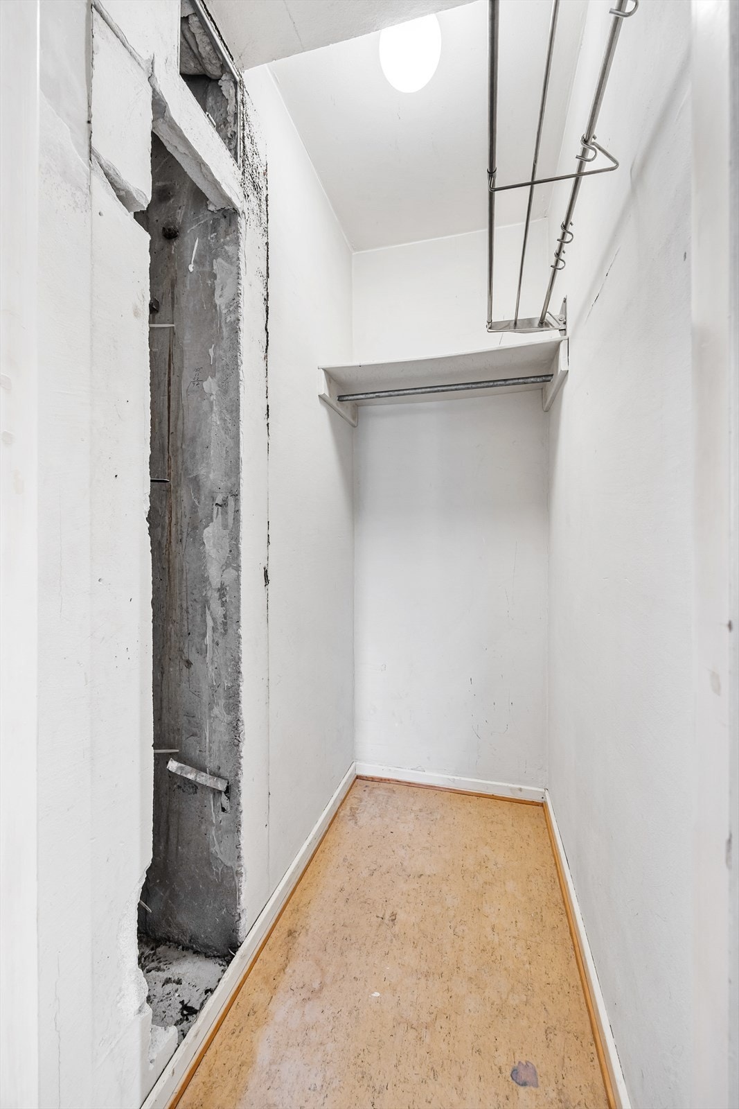 Leiligheten disponerer en praktisk innvendig bod for ekstra lagringsplass. Galleribilde