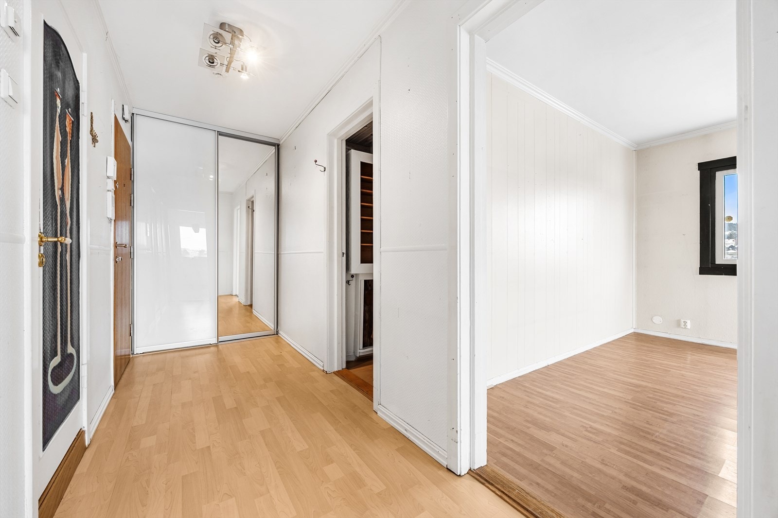 Leiligheten har en tradisjonell planløsning med adskilte rom, som gir en klar soneinndeling. Galleribilde