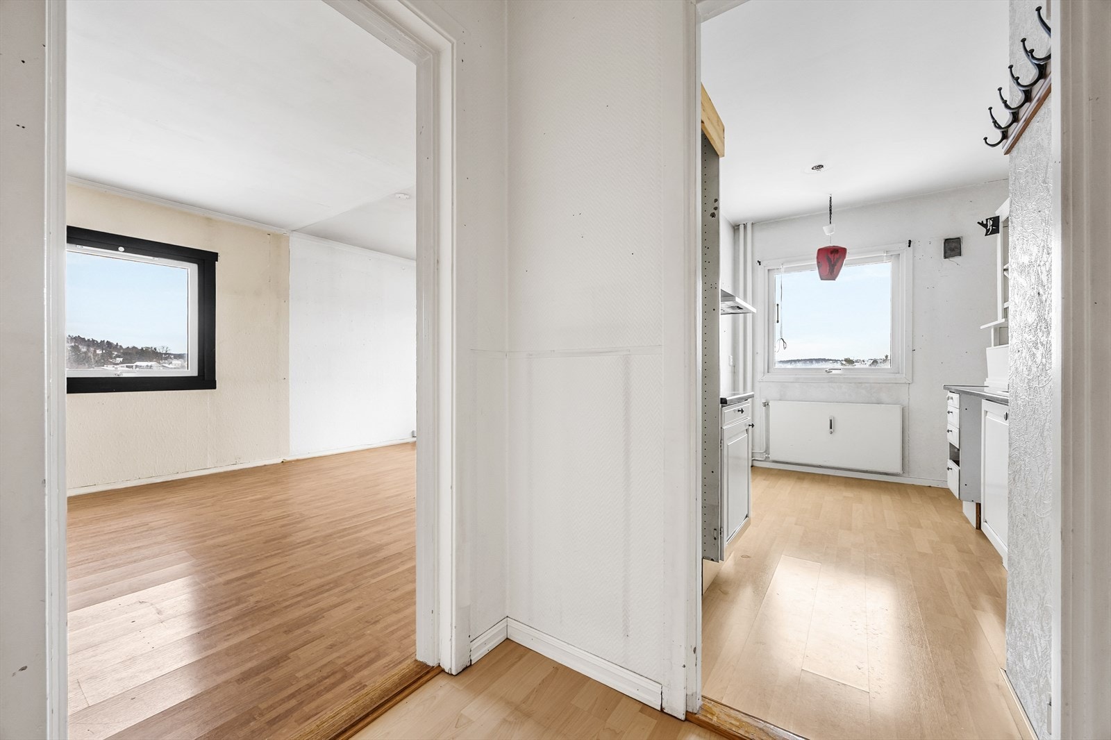 Fra gangen er det adkomst til både stue og kjøkken. Galleribilde