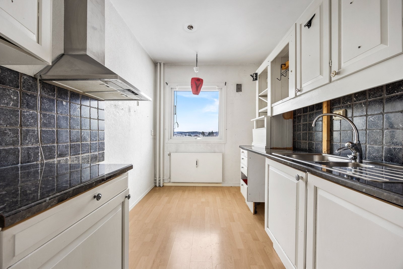 Leiligheten har et separat kjøkken med profilerte fronter og laminat benkeplate. Galleribilde