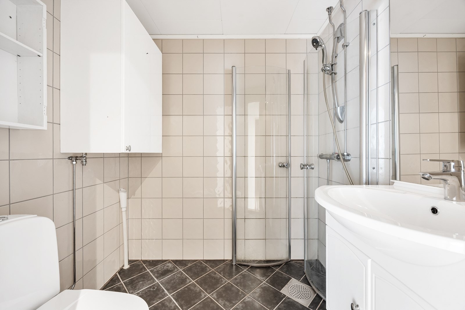 Badet ble pusset opp i regi av borettslaget i 2003 og har opplegg for vaskemaskin. Galleribilde