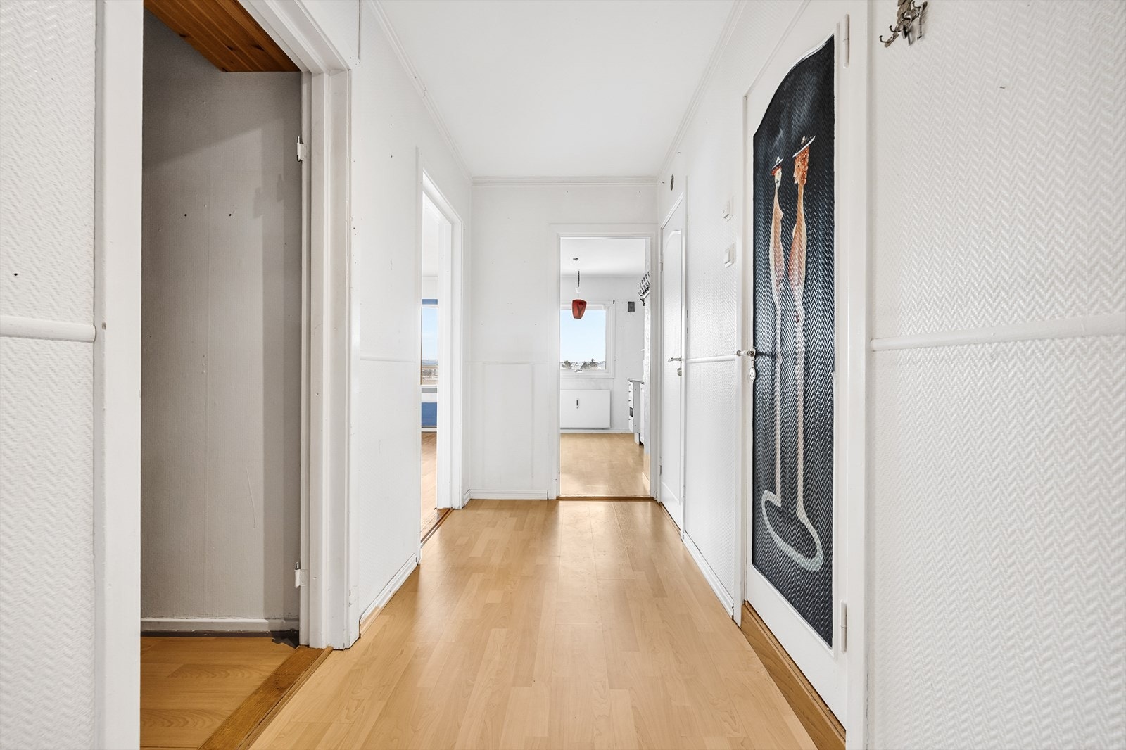 En gang binder sammen rommene og leder videre til soverom, kjøkken og stue. Galleribilde