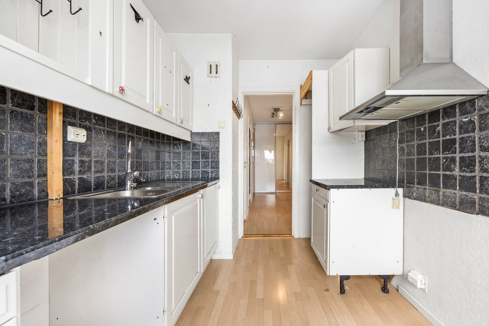 Kjøkkenet er utstyrt med en kjøkkenventilator med kullfilter. Galleribilde