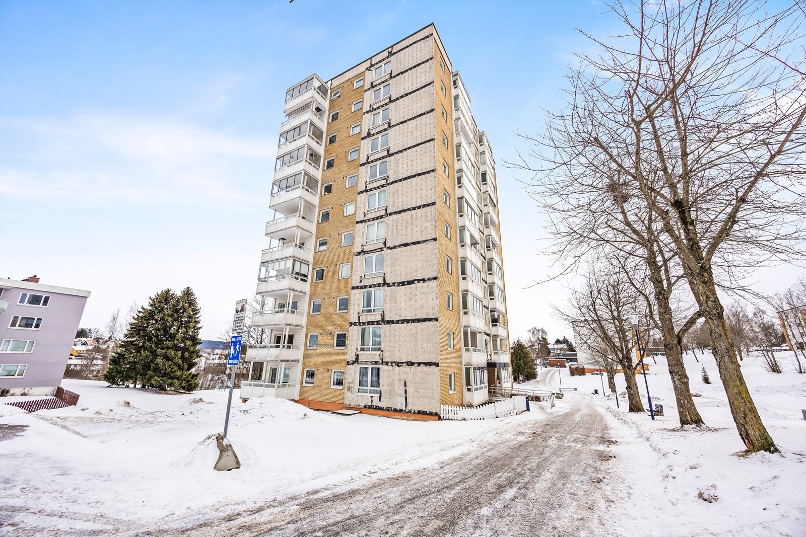 Eiendommen ligger sentralt i et veletablert og barnevennlig boligområde på Kalbakken. Galleribilde