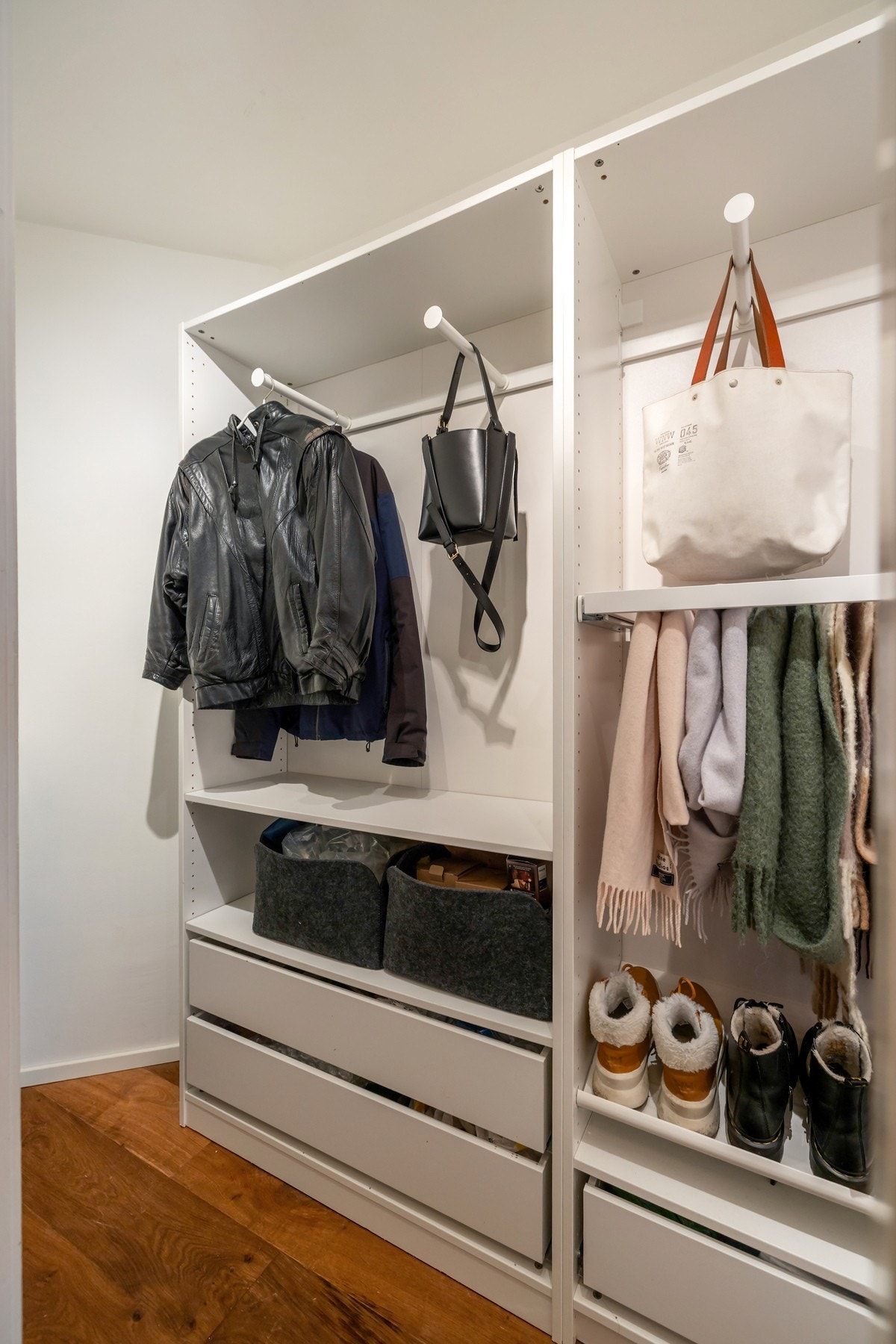 Det er god plass til oppbevaring av sko og yttertøy, og direkte adkomst til en praktisk innvendig bod som gir ekstra lagringsmuligheter. Galleribilde