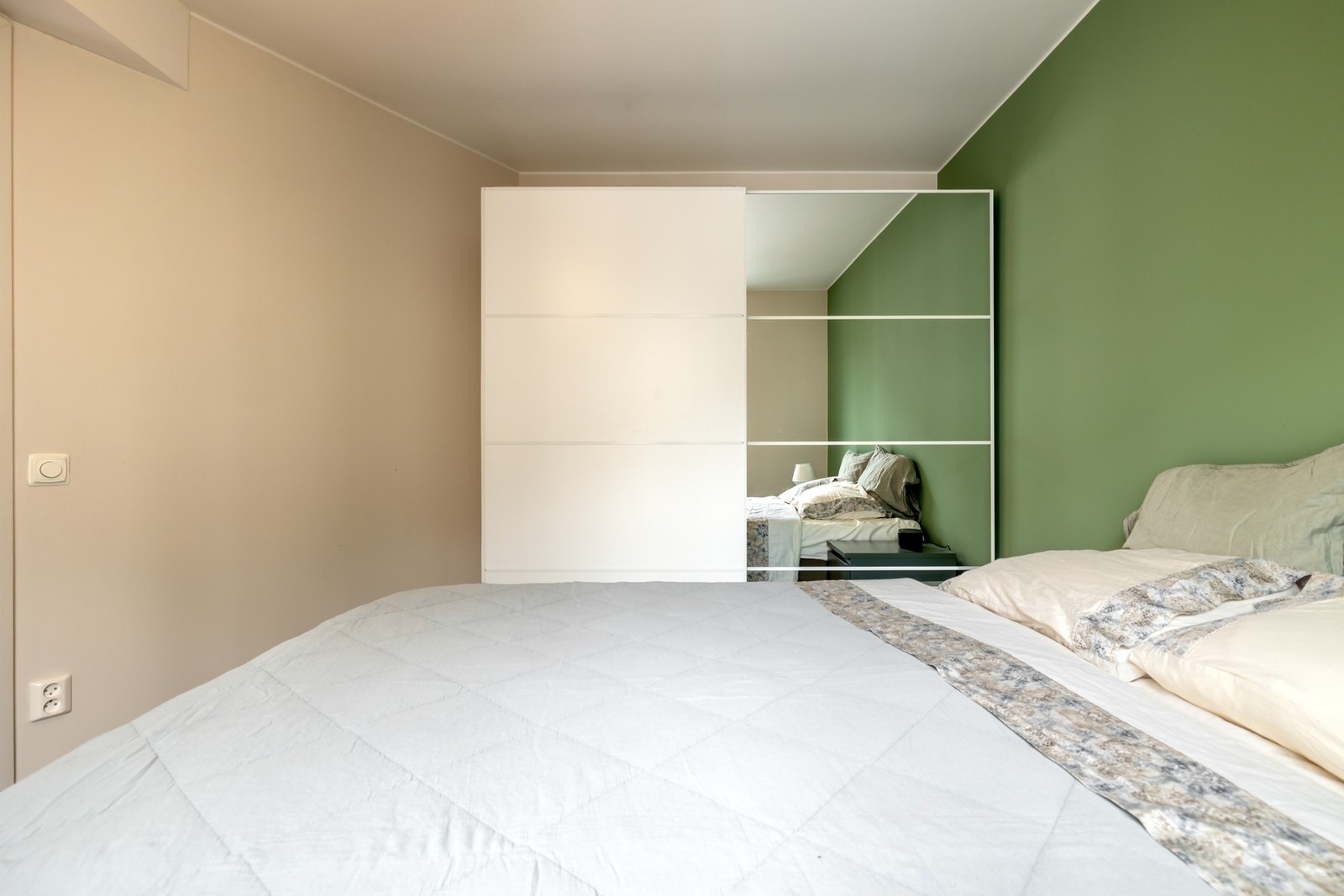 Garderobeskap langs vegg gir gode oppbevaringsmuligheter. Galleribilde