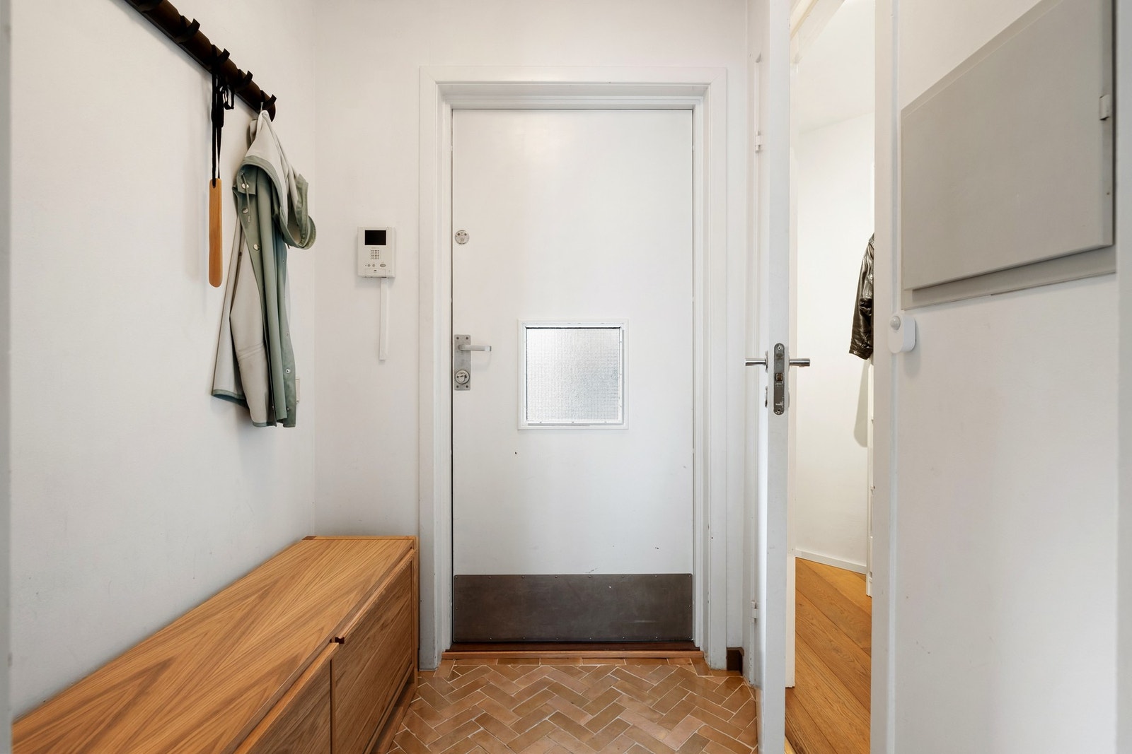 Entréen ønsker deg velkommen med flislagt gulv fra 2022 og en ryddig, oppgradert utførelse. Galleribilde