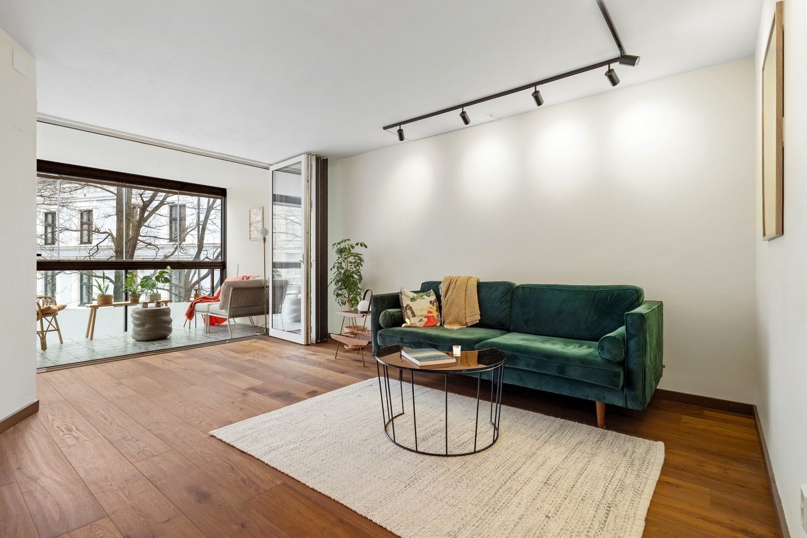 Stuen er romslig med god plass til en stor sofagruppe og øvrig møblement Galleribilde