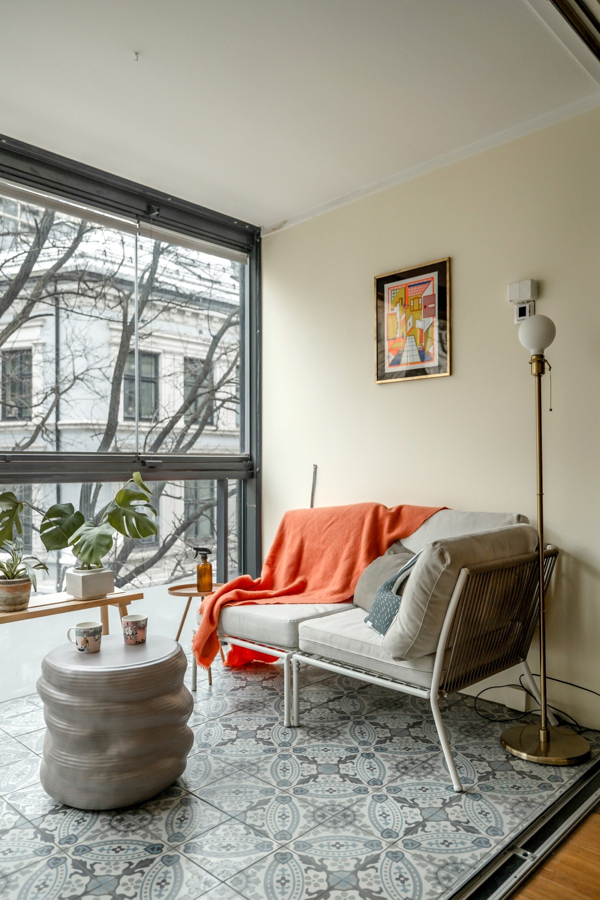 Fra stuen er det utgang til en innglasset balkong på ca. 6 kvm, oppgradert i regi av borettslaget i 2020. Galleribilde