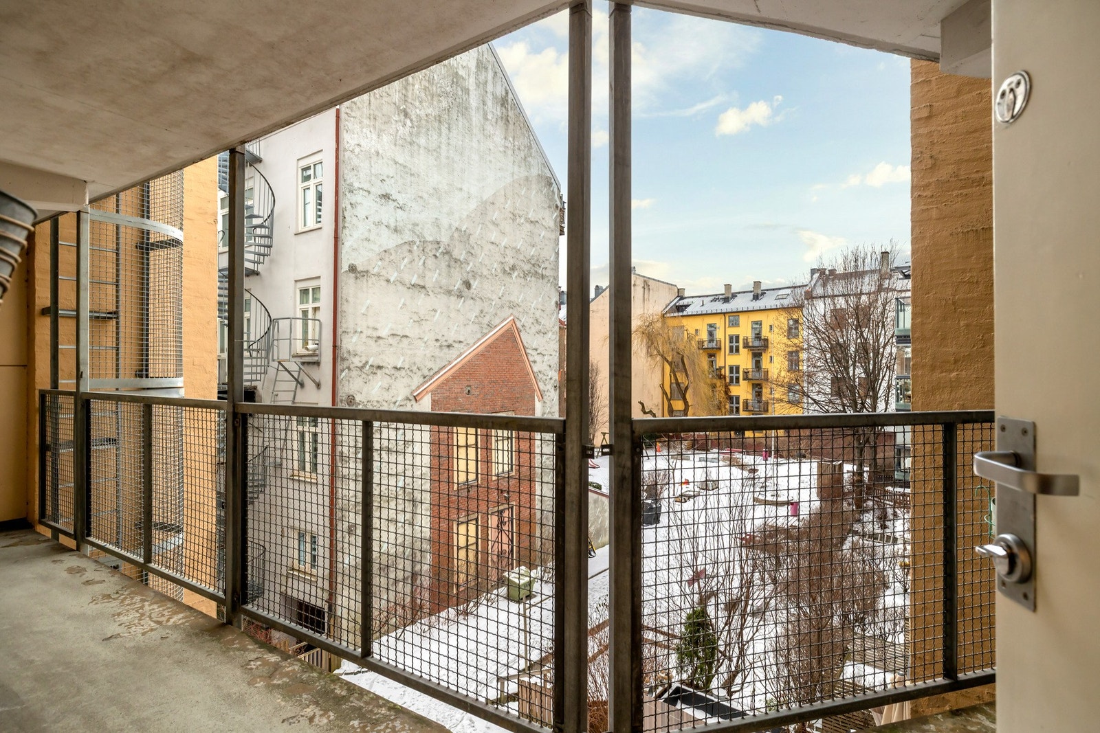 Det er heisadkomst til tredje etasje og leiligheten. Galleribilde