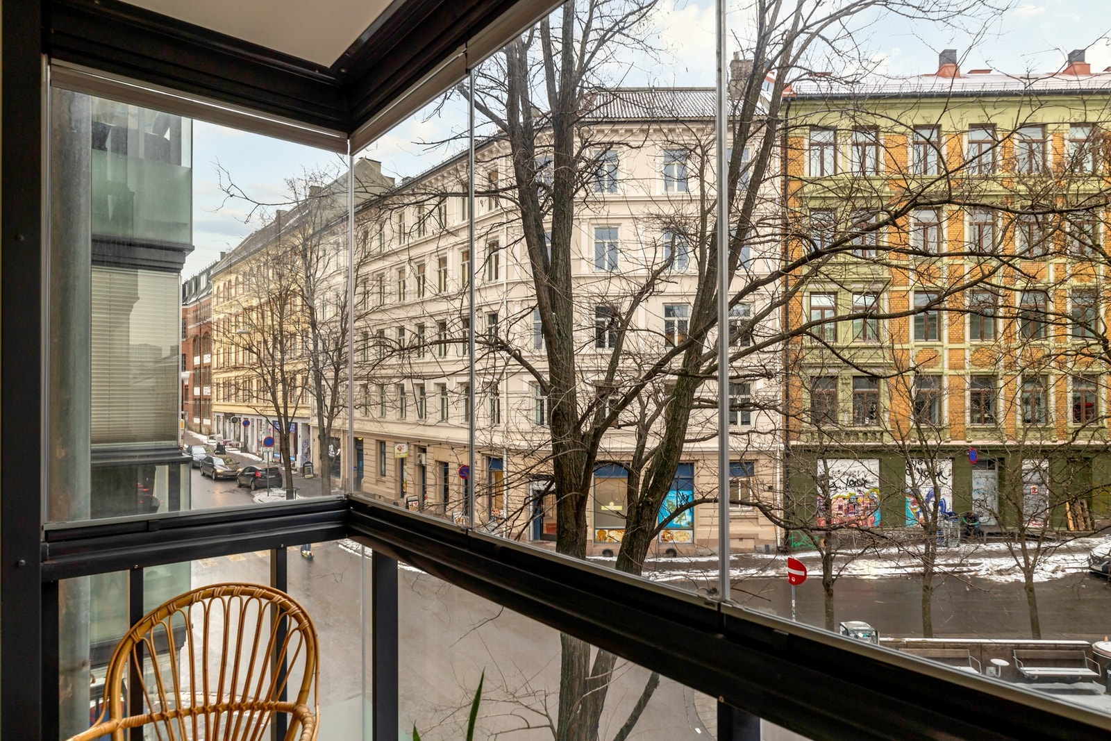 Balkongen har flislagt gul og fremstår som en naturlig forlengelse av oppholdsrommet, med gode bruksmuligheter gjennom store deler av året. Galleribilde