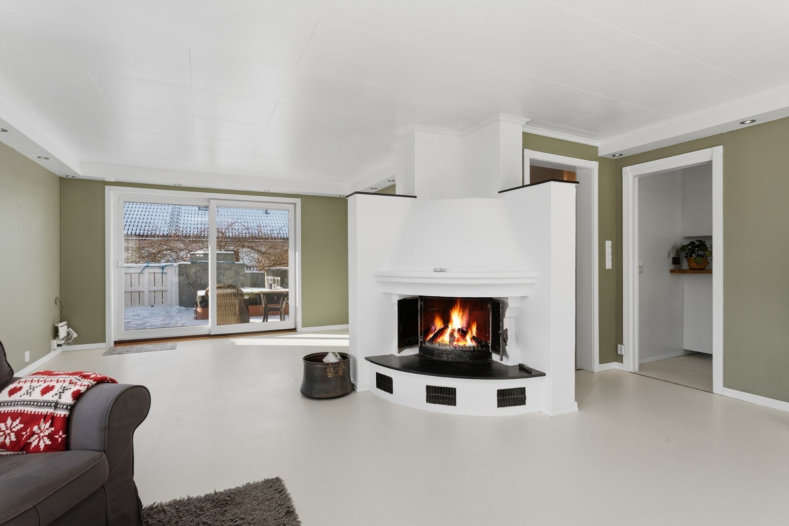 Utgang til solrik terrasse med boblebad. Galleribilde