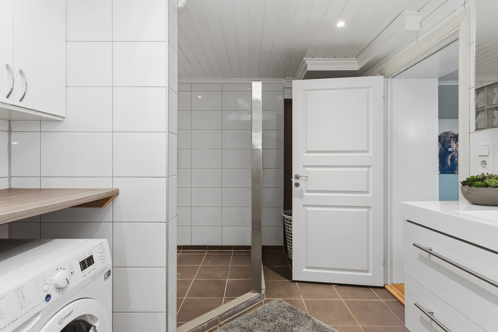 Bad/vaskerom med dusjnisje med to dusjer Galleribilde