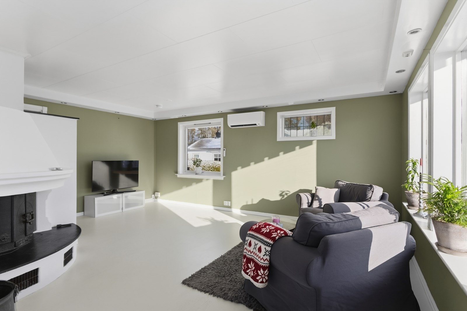 Stue med peisovn og varmepumpe Galleribilde