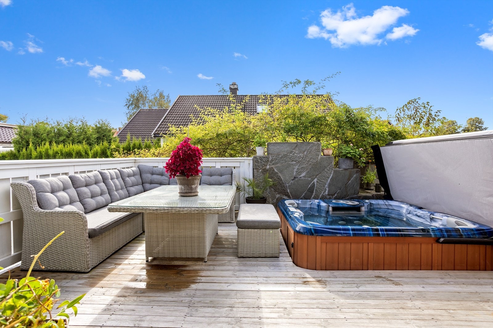 Flotte uteområder, terrasse med boblebad. Galleribilde