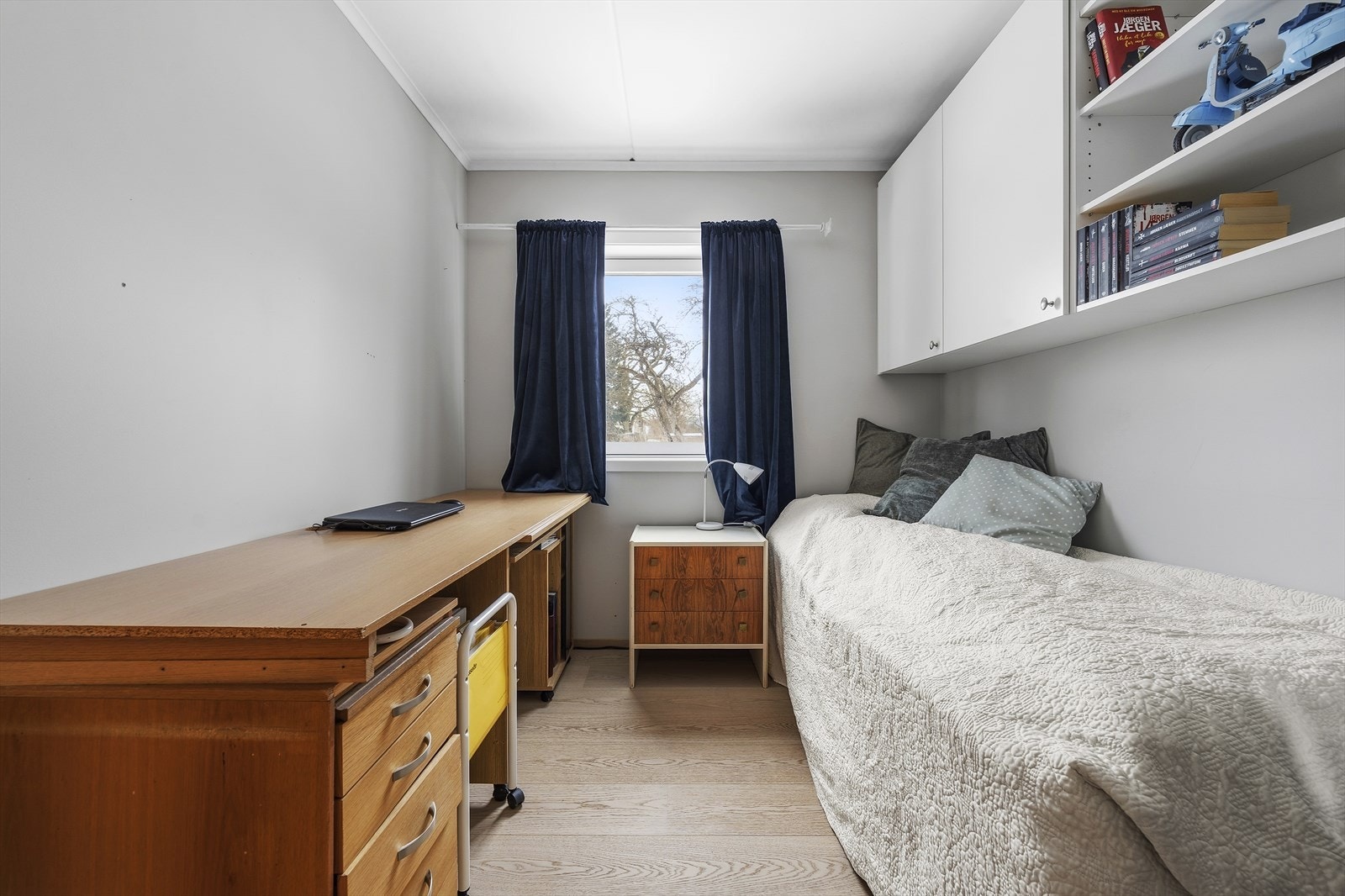 Soverom II har plass til seng og skrivebord. Galleribilde