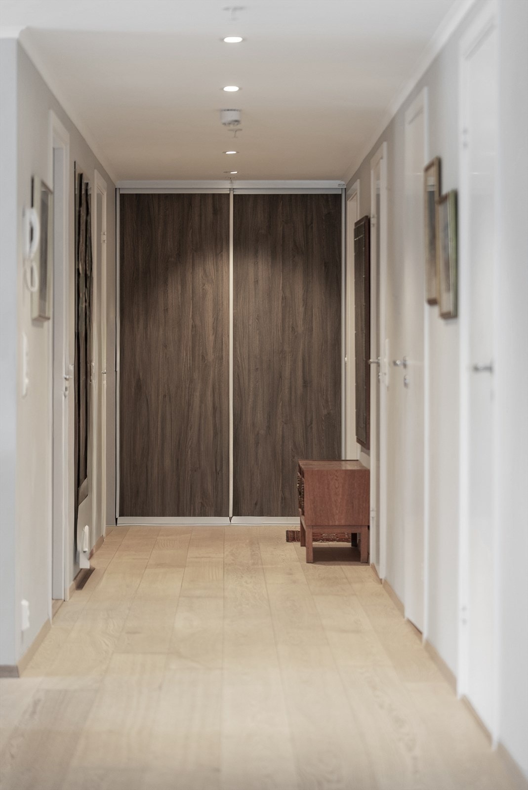 Fra felles innvendig trappegang, trer du inn i en lys entré med god plass til sko og yttertøy. Det er montert en praktisk skyvedørsgarderobe med god oppbevaringsplass. Fra entré har du videre tilgang til de øvrige rommene i leiligheten. Galleribilde