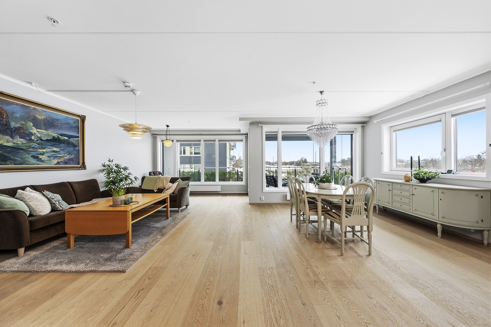 Gode vindusflater som sørger for godt med lysinnslipp Galleribilde