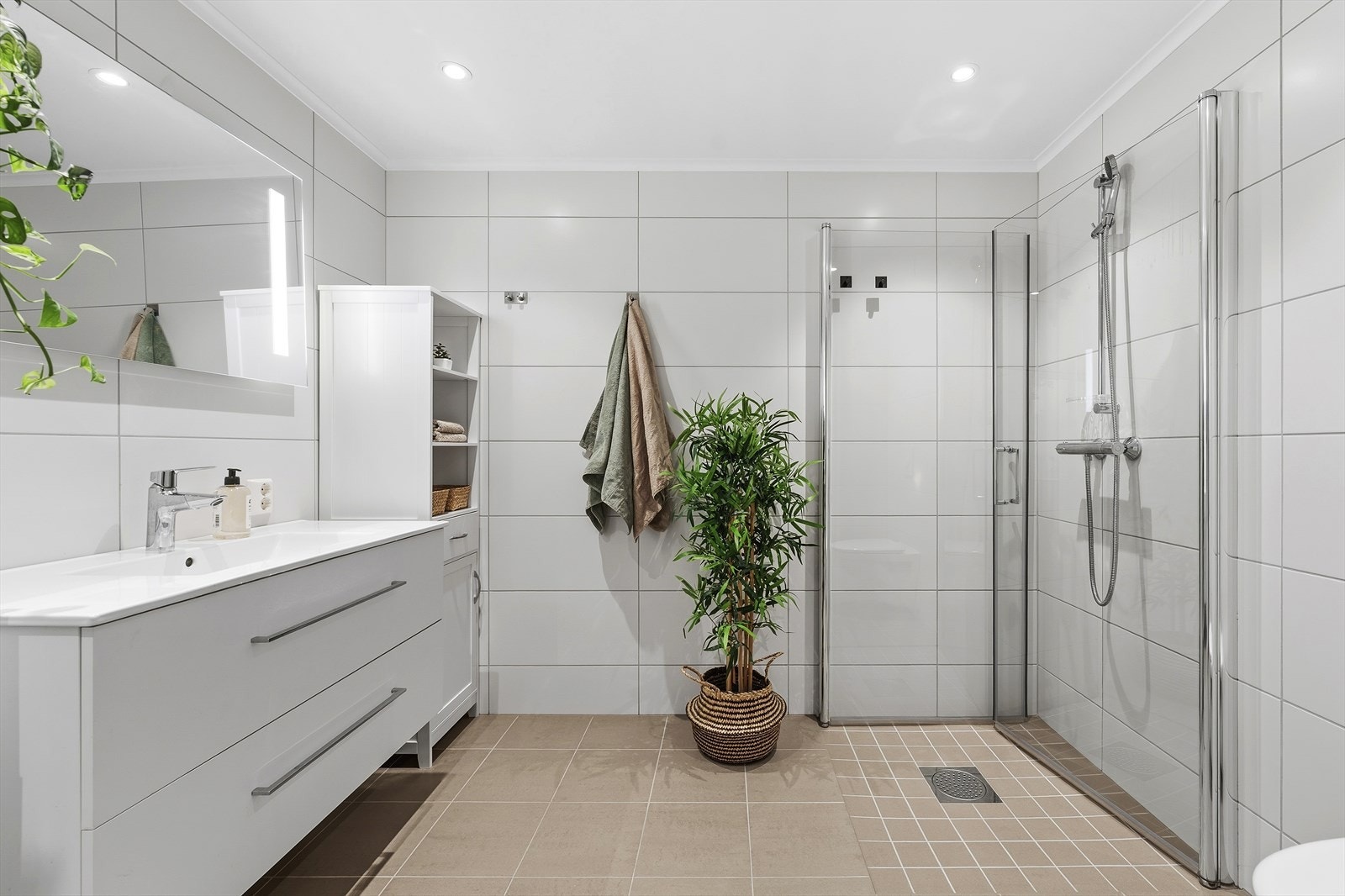 Tiltalende, helfliset baderom med gulvvarme Galleribilde