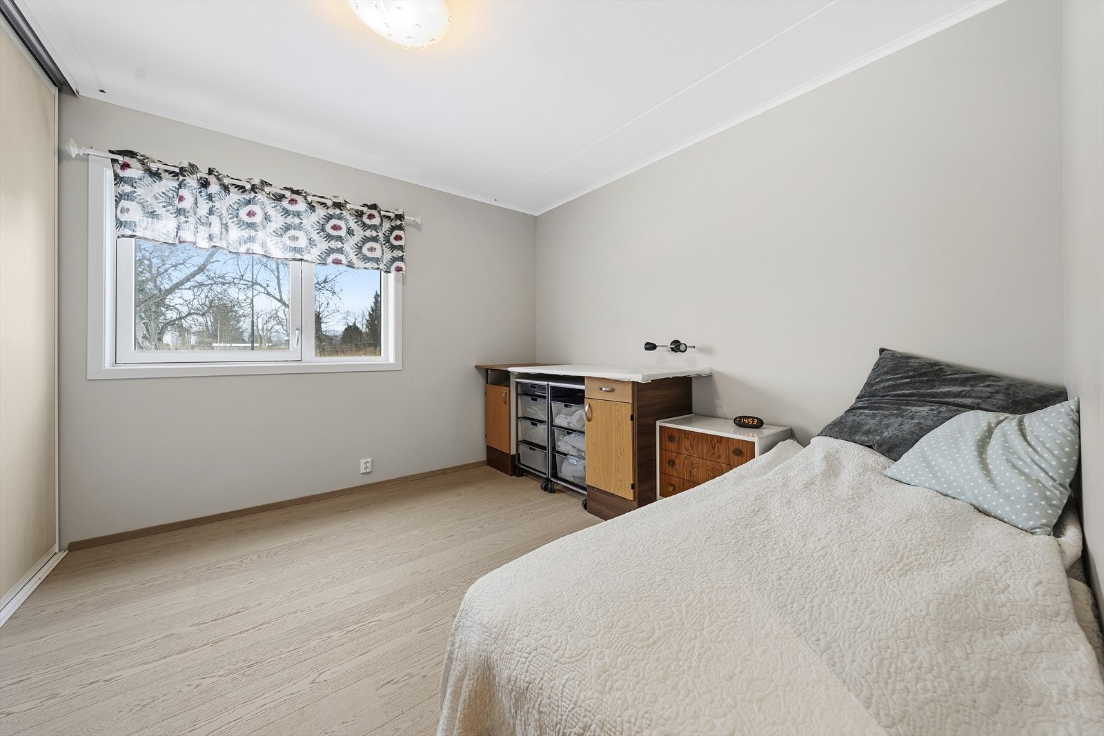 Hovedsoverommet har god plass til dobbeltseng, nattbord og annet mindre soveromsmøblement. På venstre side er der en romslig skyvedørsgarderobe. Galleribilde