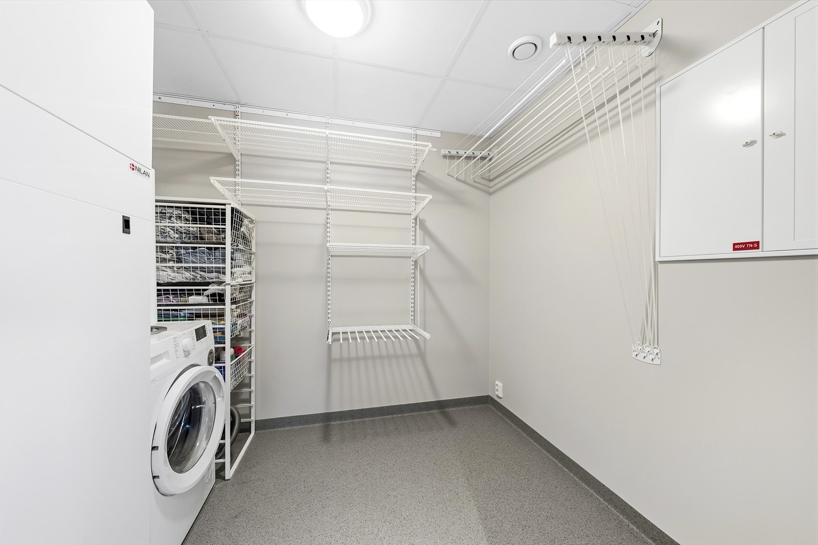 Separat teknisk rom/vaskerom med opplegg for vaskemaskin/tørketrommel. Galleribilde