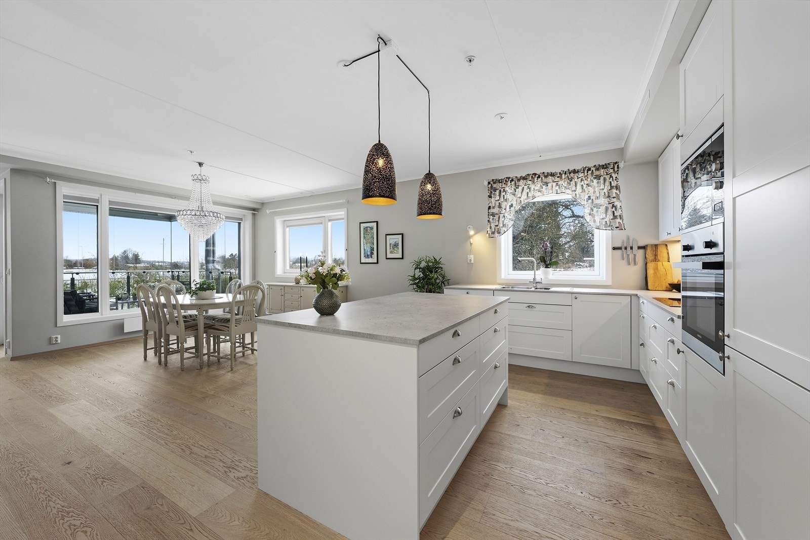 Innredningen tilbyr god oppbevaringsplass og rikelig med arbeidsplass. Kjøkkenet har integrert hvitevarer som kjøl-/fryseskap, oppvaskmaskin, stekeovn, platetopp og mikro Galleribilde