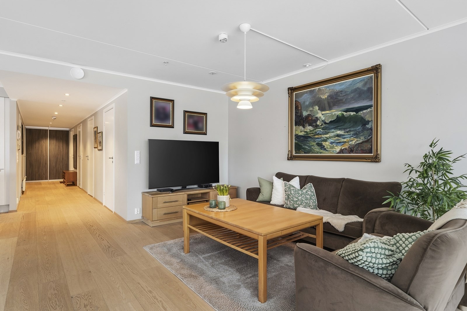 I stuen er det god plass til sofagruppe med tilhørende møblement Galleribilde