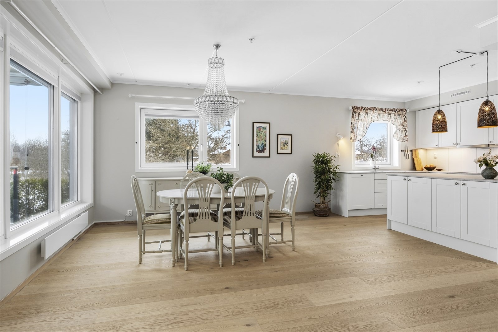 Spisestuen er plassert i tilknytning til kjøkken Galleribilde