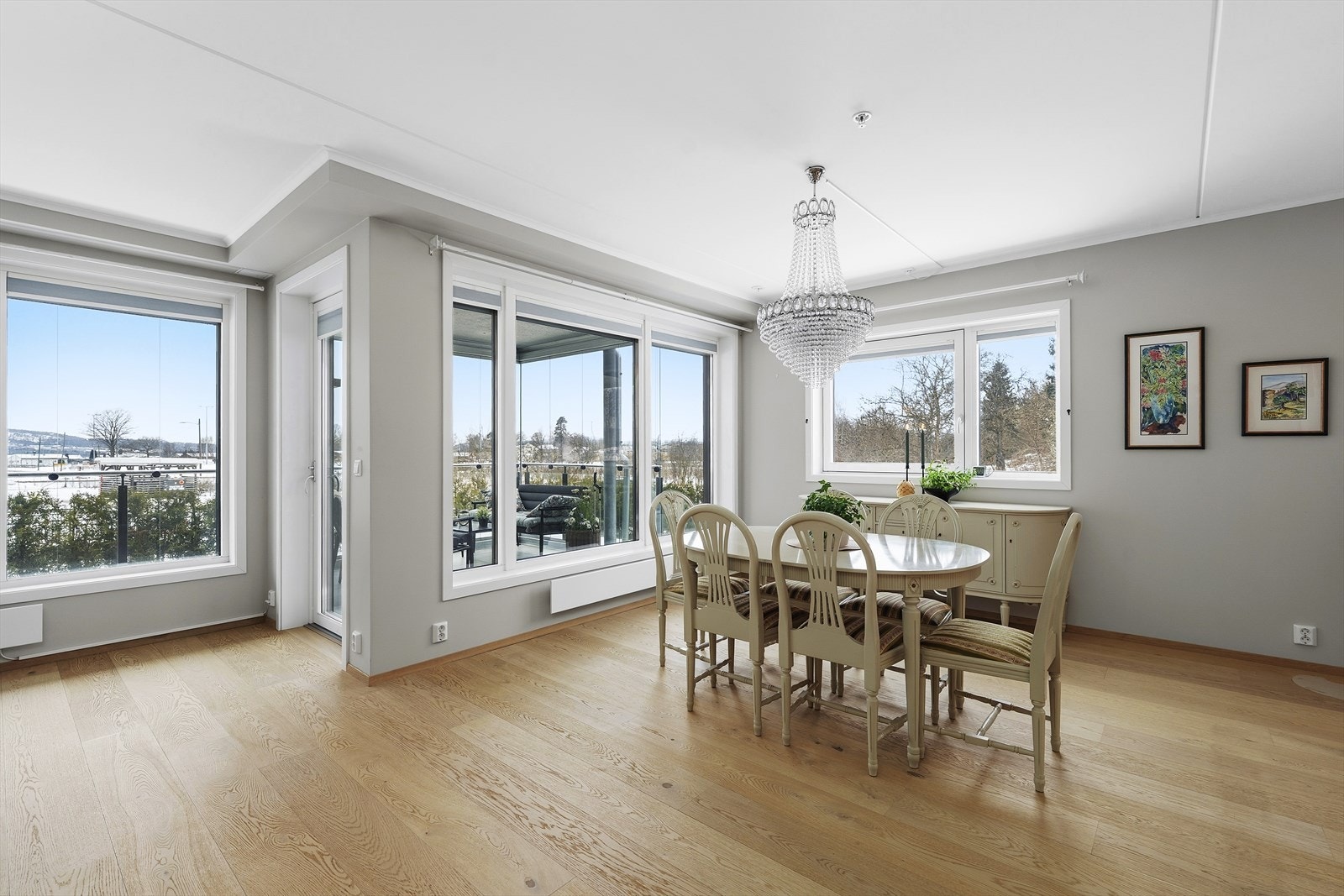 Fra stuen er det utgang til innglasset terrasse Galleribilde