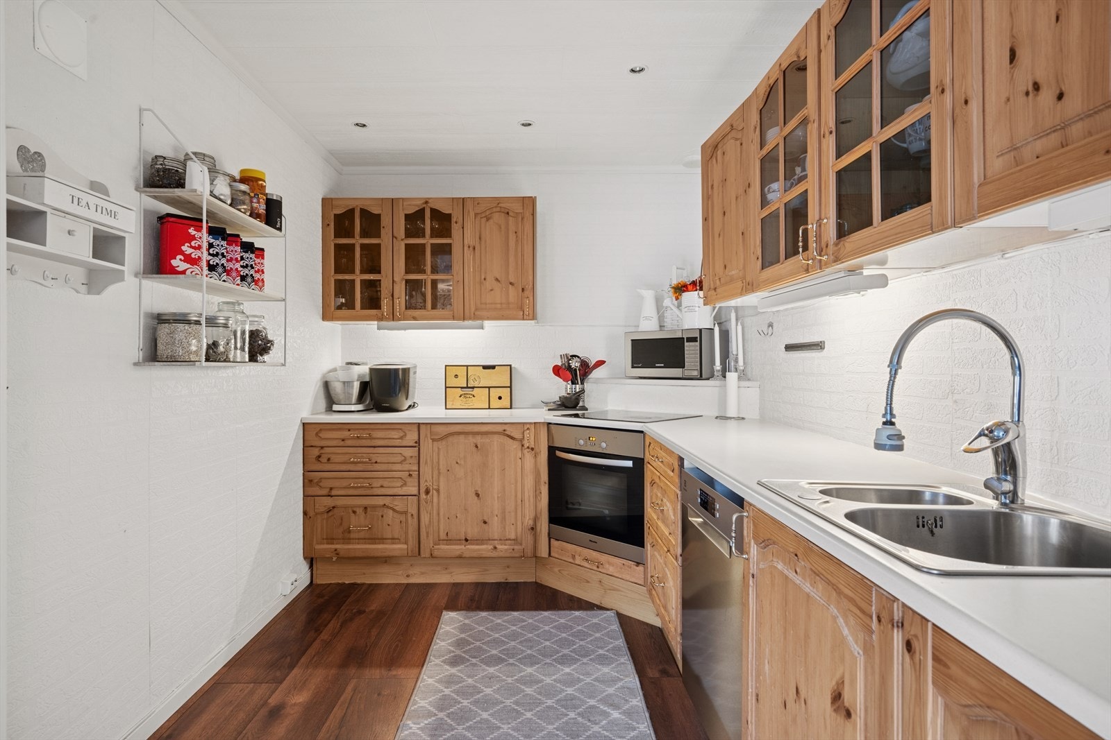 Kjøkkenet har mye skap- og benkeplass.. Galleribilde