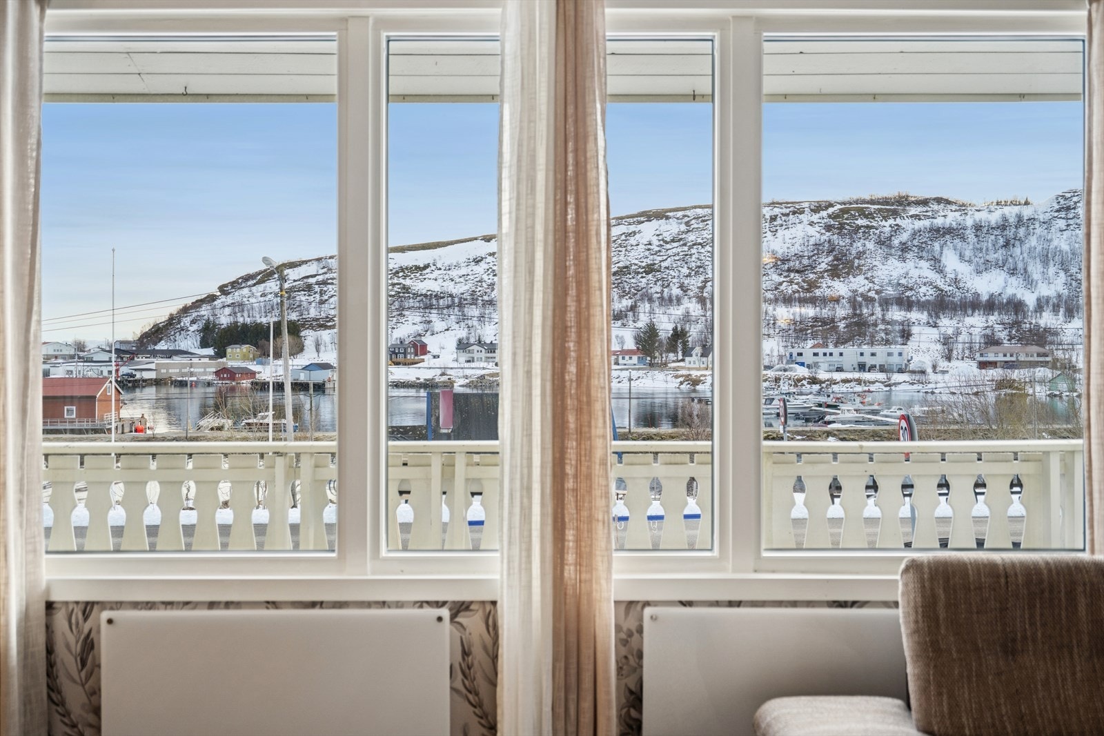 Fin utsikt mot havet, bygda og fjellet. Galleribilde