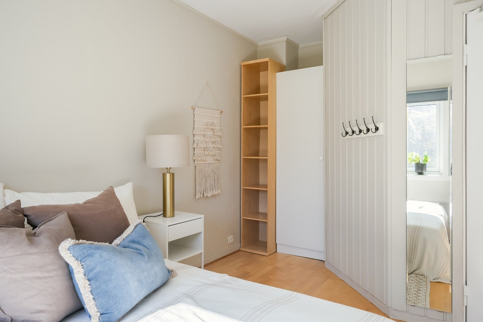 Praktisk garderobeskap for oppbevaring medfølger handelen. Galleribilde