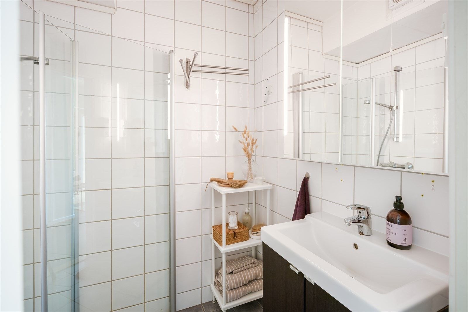 Flislagt bad oppgradert i 2011, med vegghengt WC og innfellbare dusjdører. Galleribilde