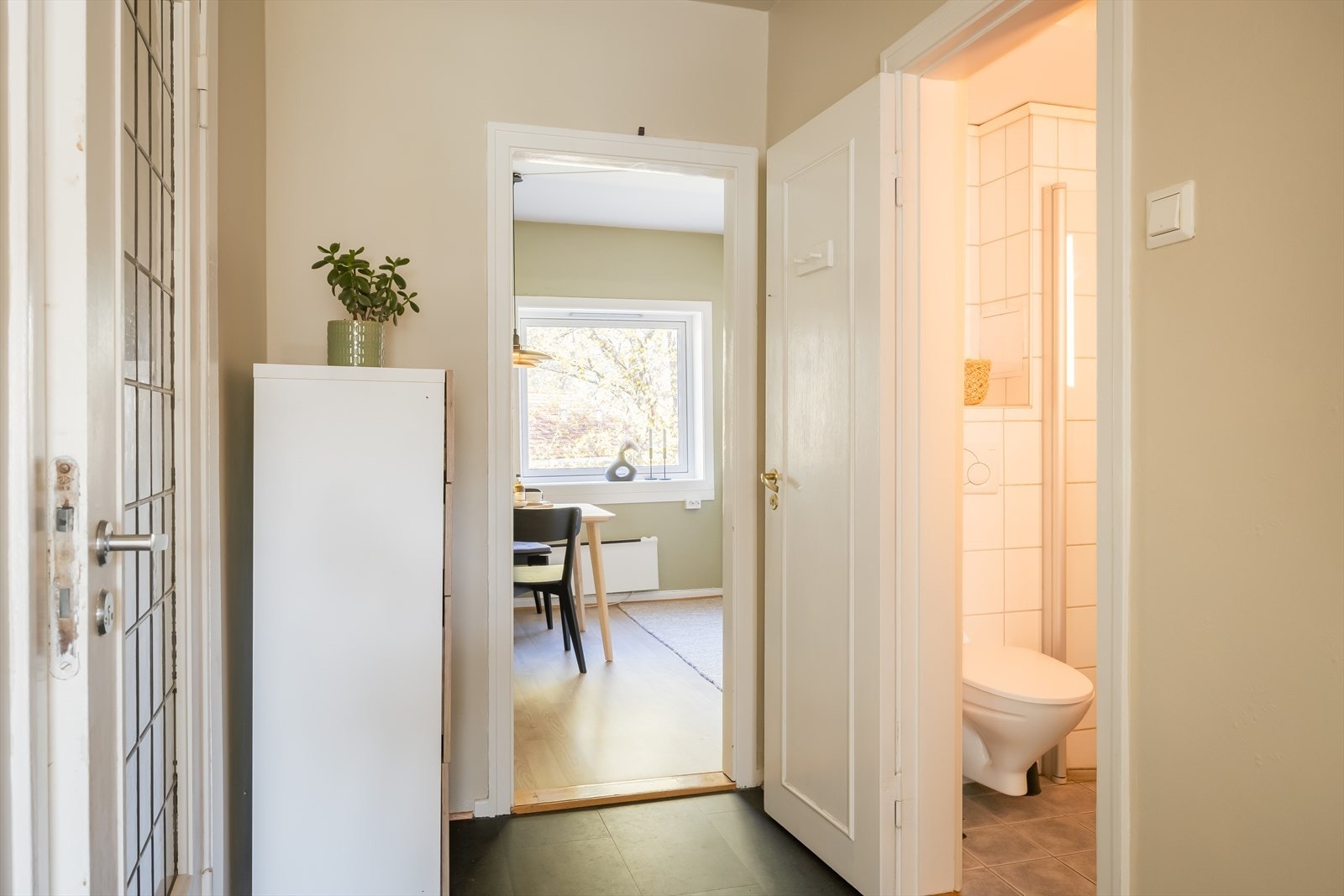 Gangen er på 9,5 m² og fungerer som leilighetens knutepunkt. Galleribilde