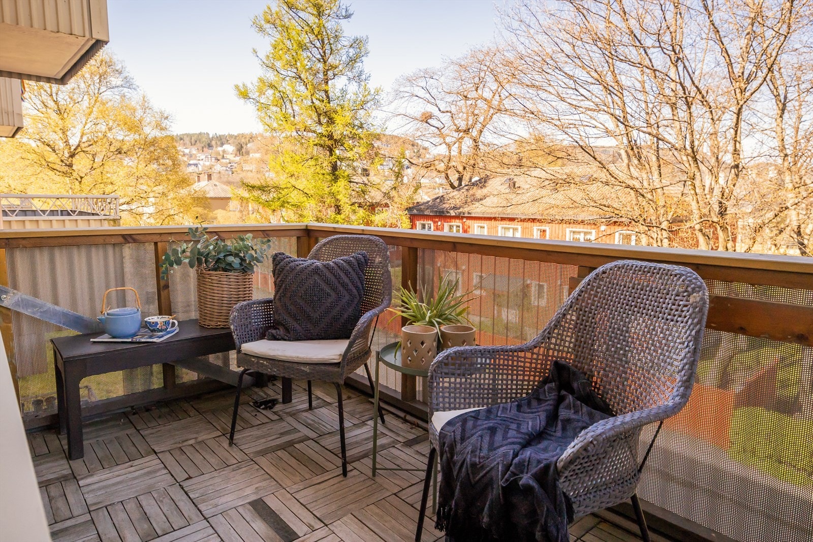 Leilighetens balkong er på 6 m² og har gode solforhold med vestvendt beliggenhet, som gir ettermiddag- og kveldssol. Galleribilde