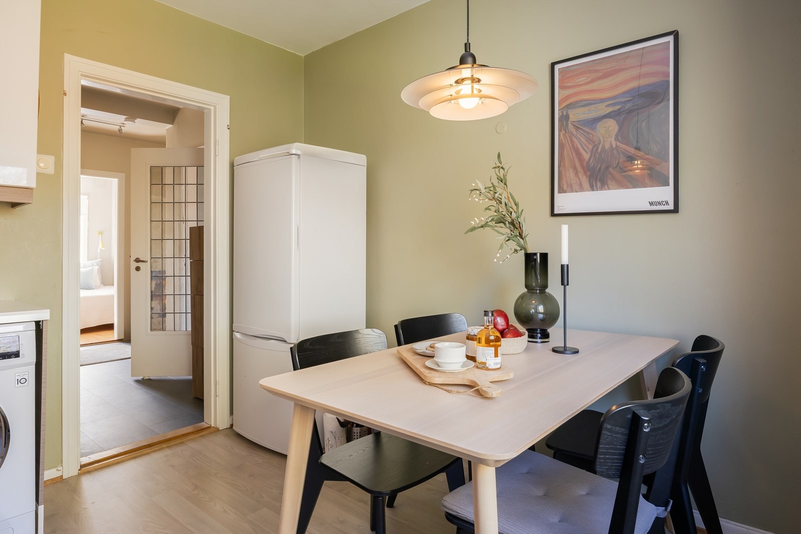 Kjøkkenet er adskilt fra stuen, noe som skaper en praktisk soneinndeling. Galleribilde