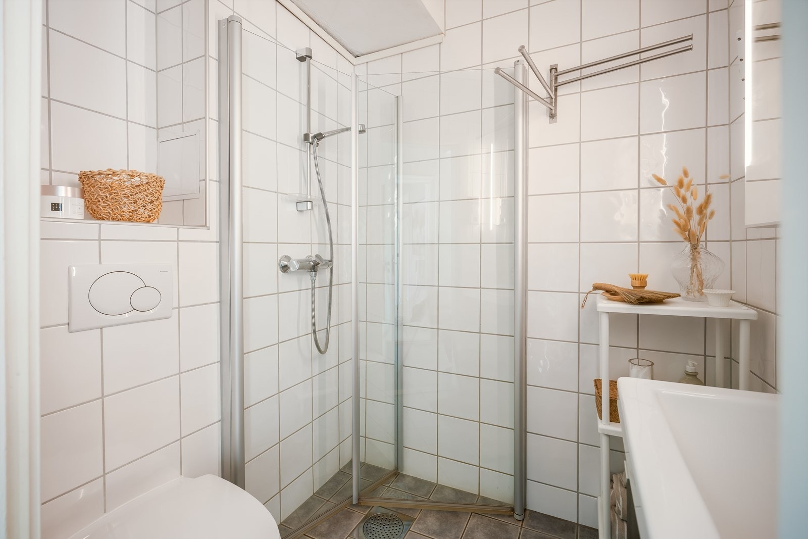 Leiligheten disponerer en bod i kjelleren og en på loftet for praktisk oppbevaring. Galleribilde