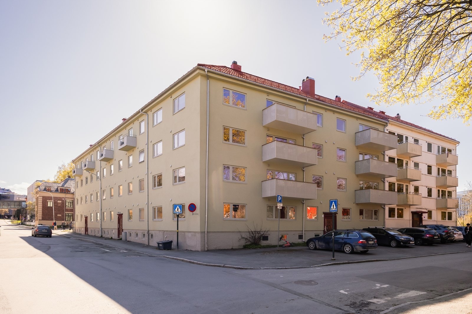 Det er mulighet for soneparkering like utenfor leiligheten. Galleribilde