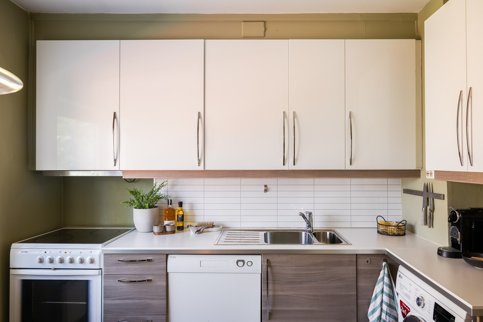 Det er opplegg for vaskemaskin på kjøkkenet. Galleribilde