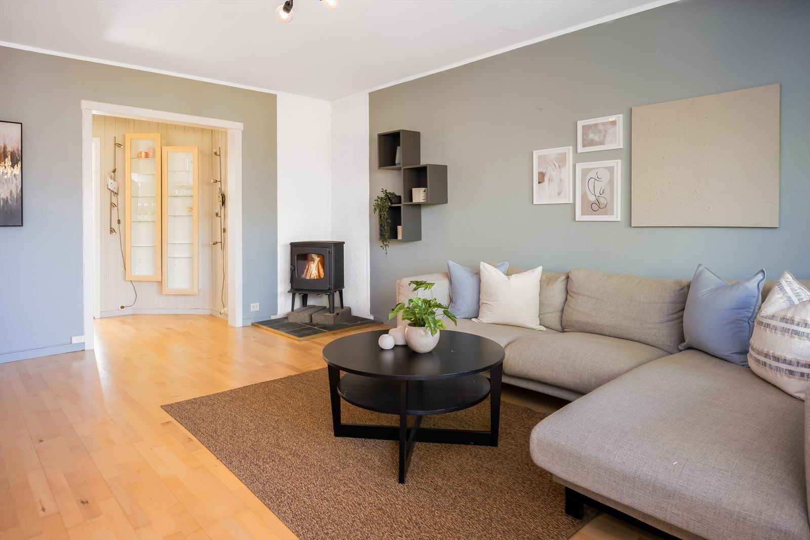 Leilighetens stue strekker seg over hele 21,5 m², og har vedfyring for økonomisk og behagelig oppvarming. Galleribilde