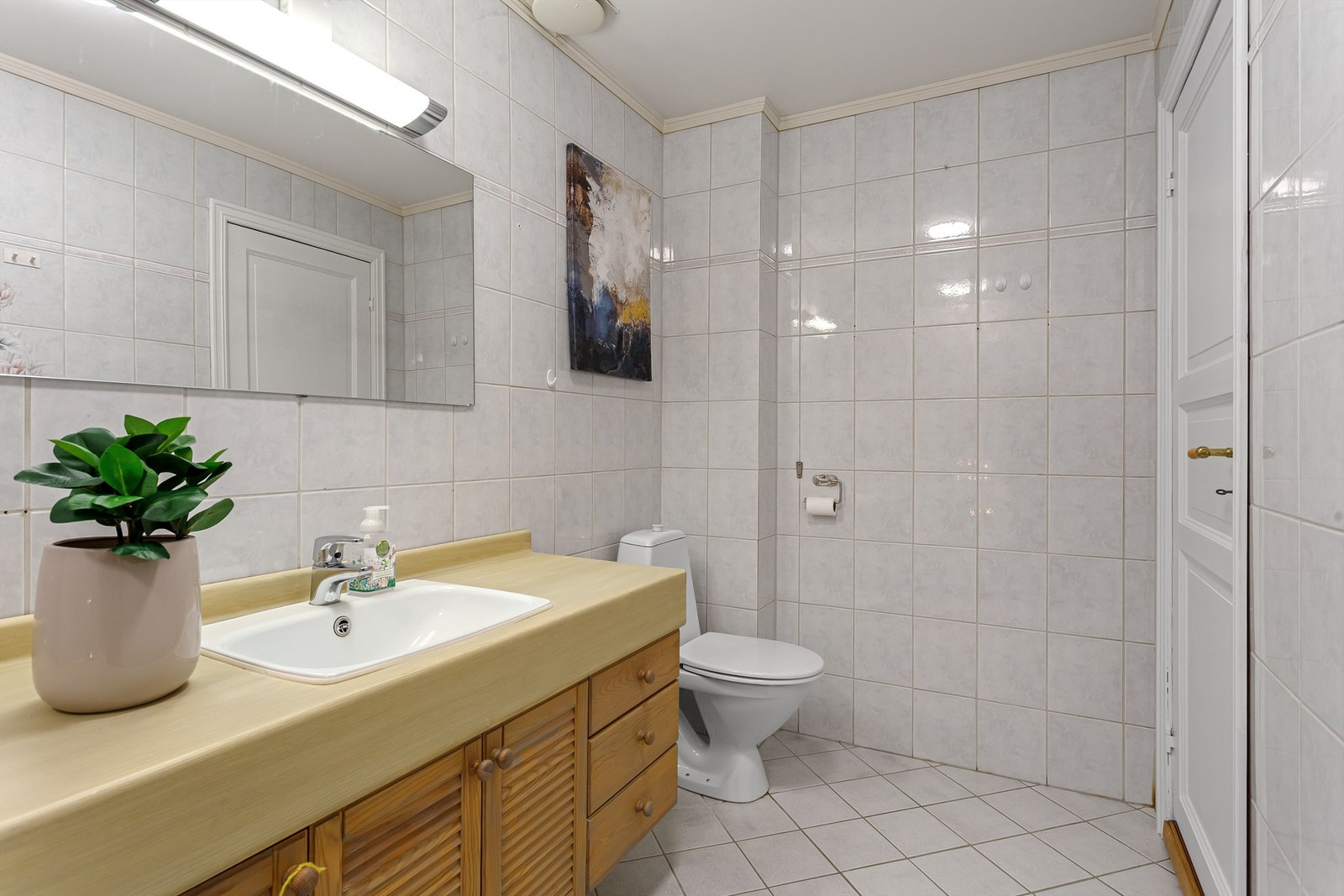 Nedfelt servant i benkeplate over servantinnredning Galleribilde