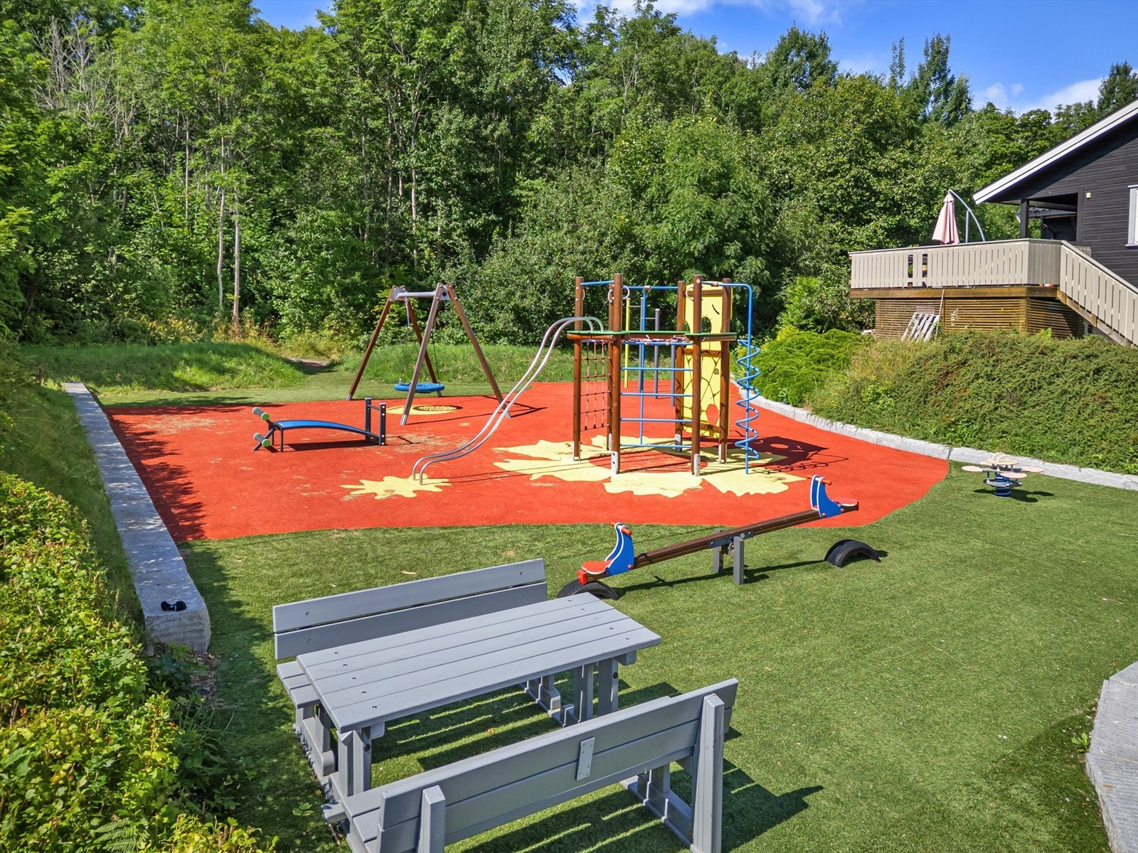 Umiddelbar nærhet til en pent opparbeidet felles lekeplass (på andre siden av veien) Galleribilde