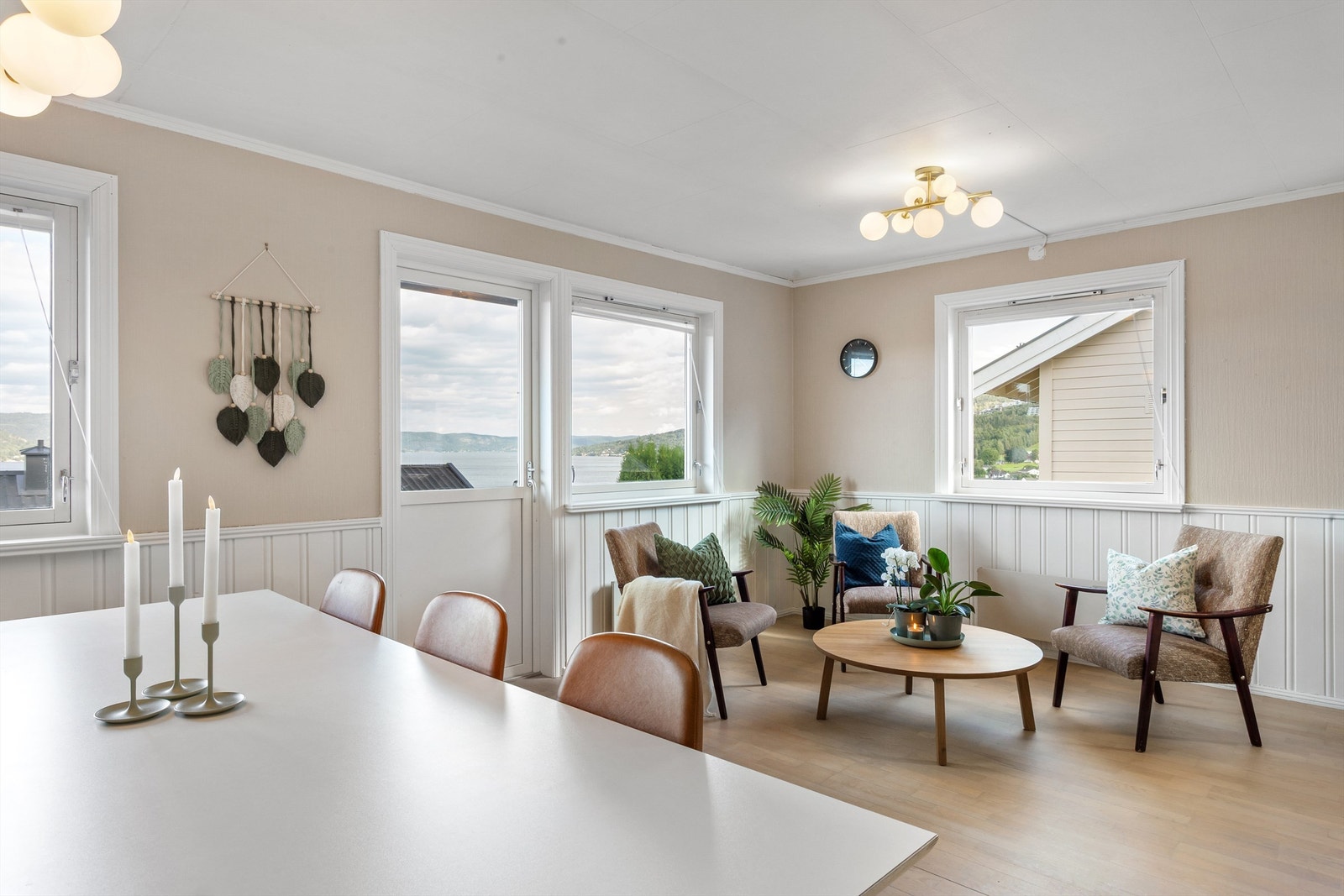 Godt med vindusflater langs tre yttervegger og rommet er gjennomgående som gir godt med lysinnslipp Galleribilde