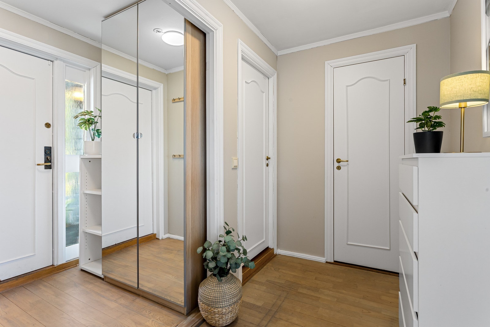 Entré/gang med parkett på gulv (lakkert i 2024), malt tapet på vegger (malt i 2024) og malt himling Galleribilde