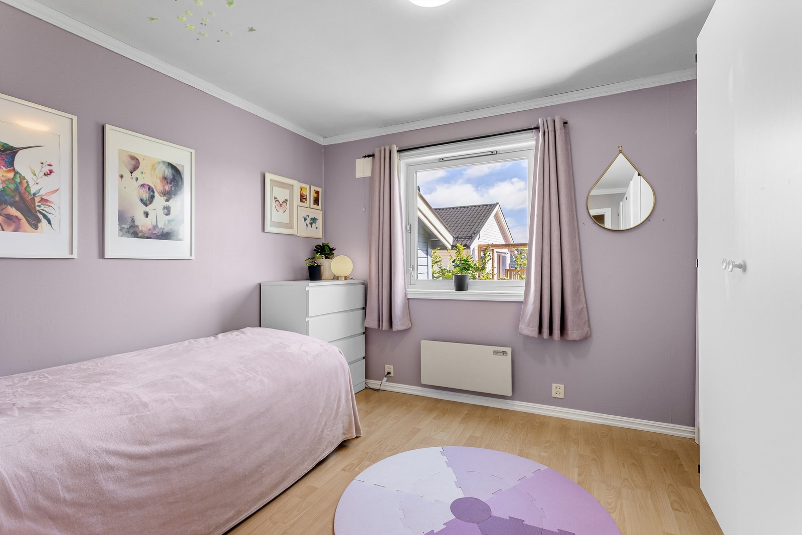 Soverom 3 med laminat på gulv, malt tapet på vegger og malt himling Galleribilde