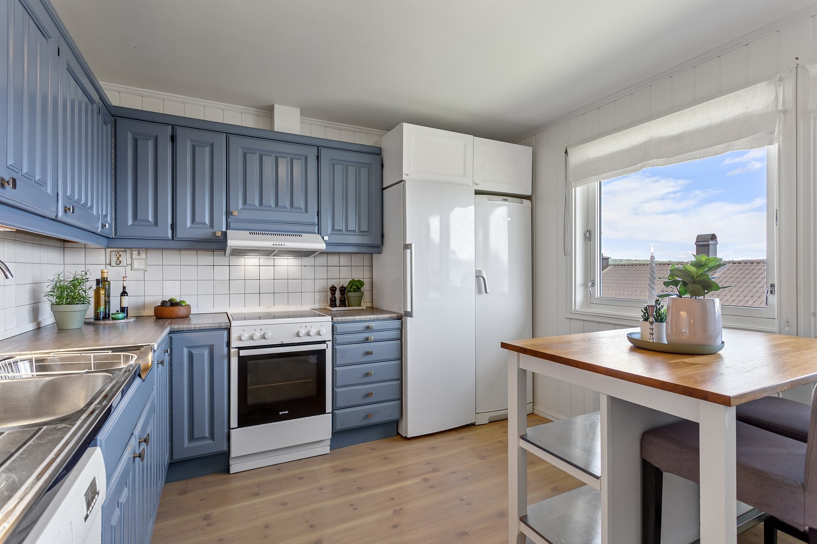 Profilert kjøkkeninnredning med over- og underskap Galleribilde